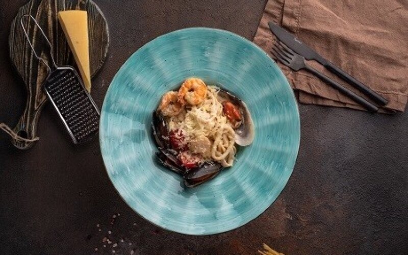 Спагетти с морепродуктами под сыром Горгонзола