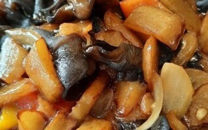 Картофель жареный с древесными грибами