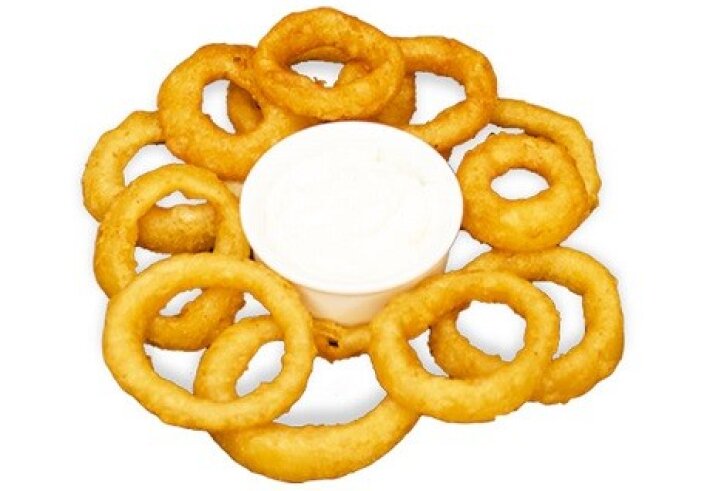Луковые кольца с белым соусом