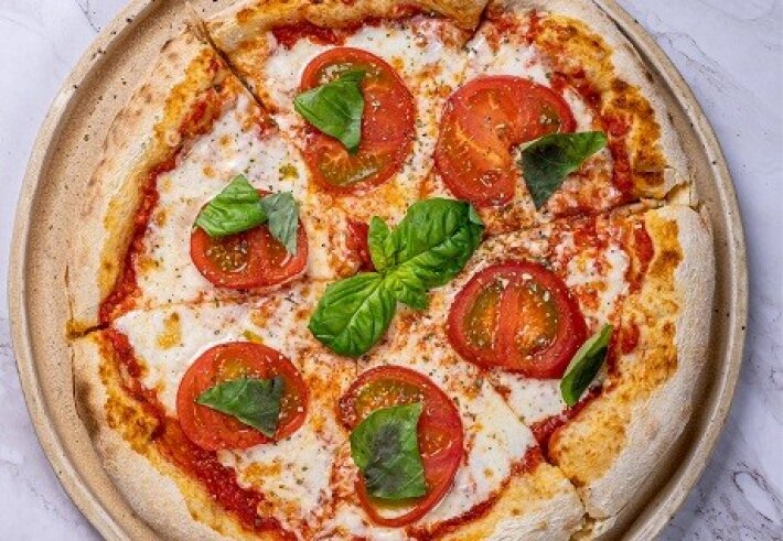 Пицца Маргарита с ароматным базиликом
