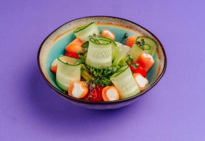 Салат с форелью и мягким сыром