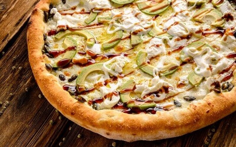 Пицца с сырами и авокадо