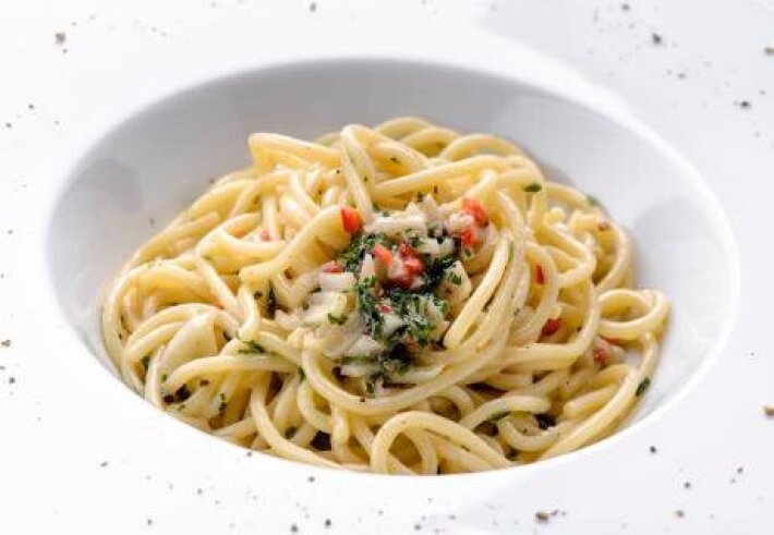 Спагетти с зеленью и чесноком