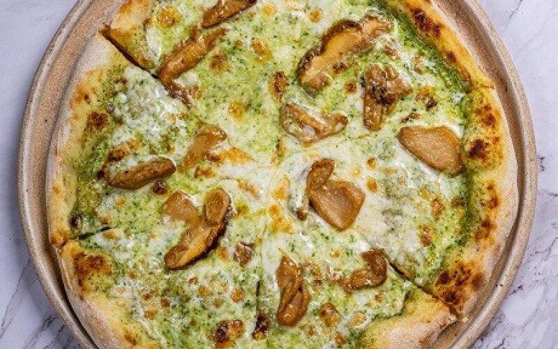 Пицца с белыми грибами и соусом Песто из зелени