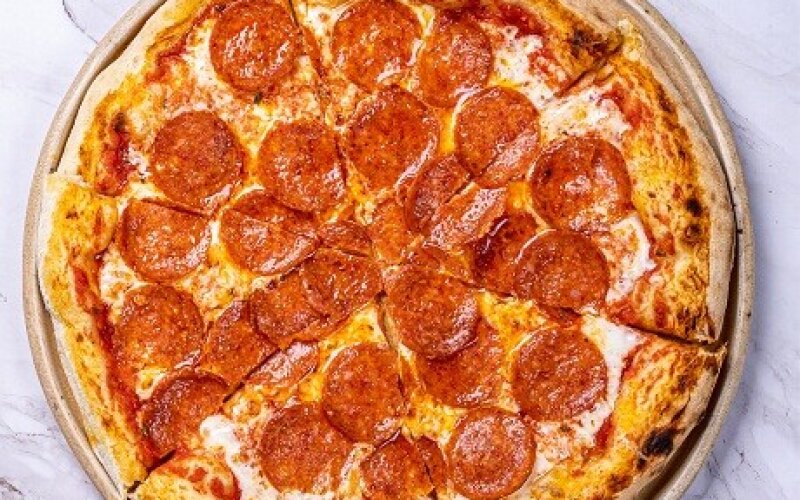 Пицца Пепперони с пряными колбасками