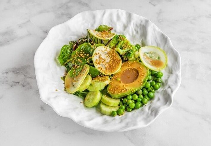 Зеленый салат с авокадо и кунжутом