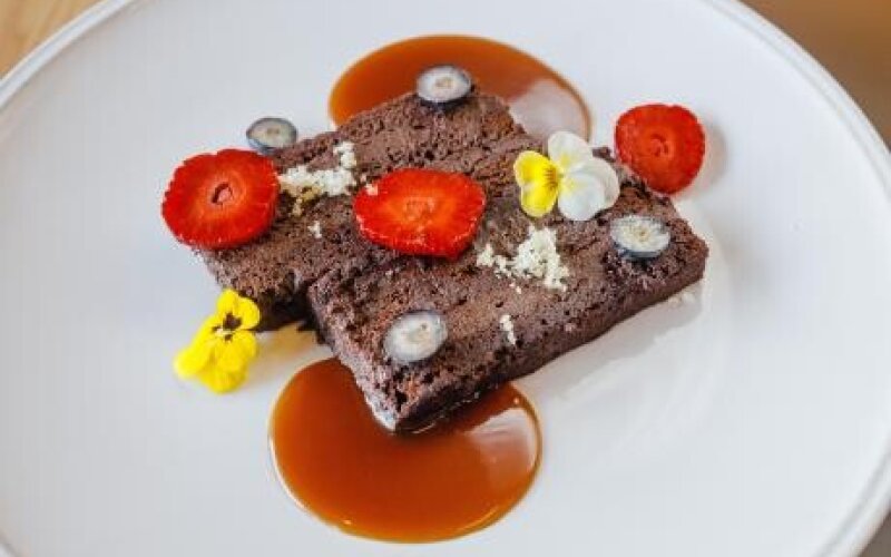 Шоколадный десерт с карамелью из маракуйи