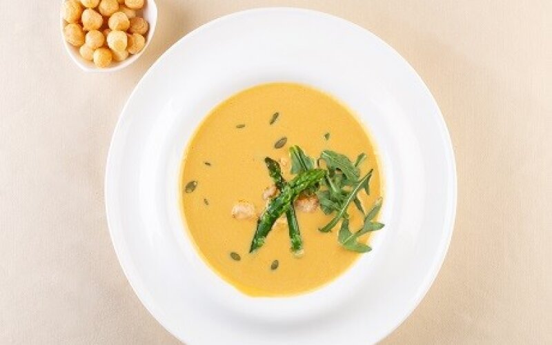 Суп-крем из тыквы с креветками и профитролями