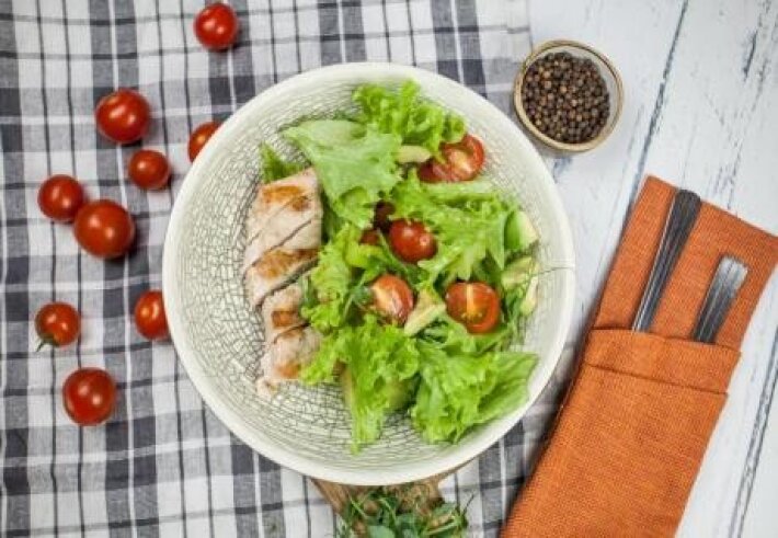 Салат с индейкой, овощами и греческим йогуртом