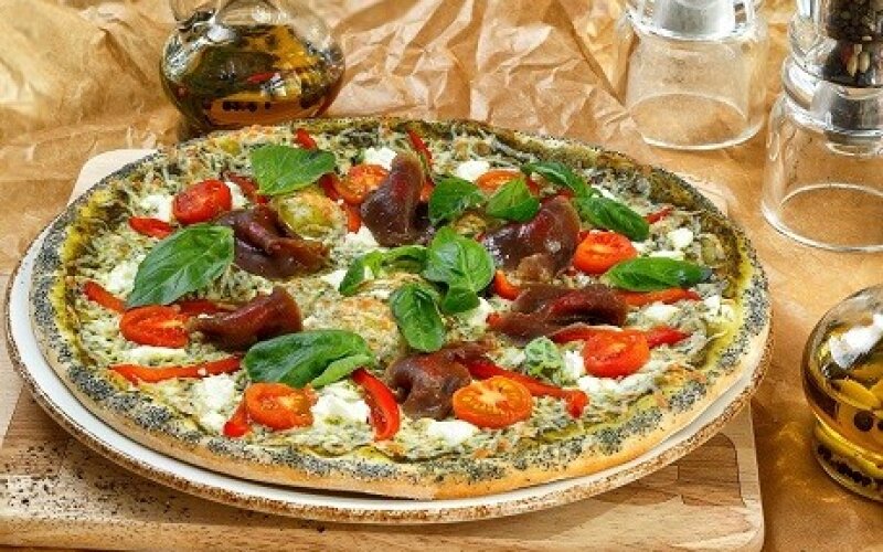 Пицца Фирменная с сыровяленой говядиной и копчёным перцем 30 см
