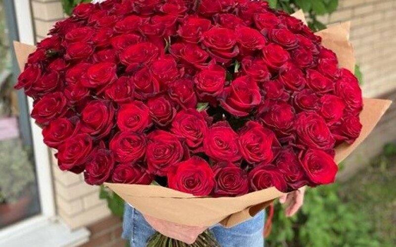 101 роза красная 60 см