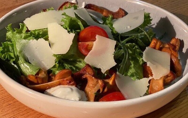 Салат с жареными лисичками, муссом из сыра Дор Блю и Пармезаном