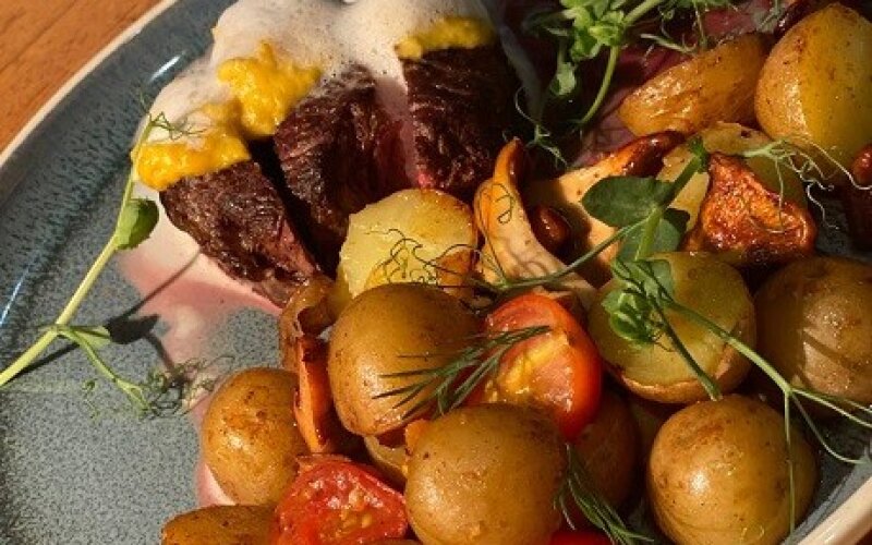 Денвер стейк с картофелем и лисичками