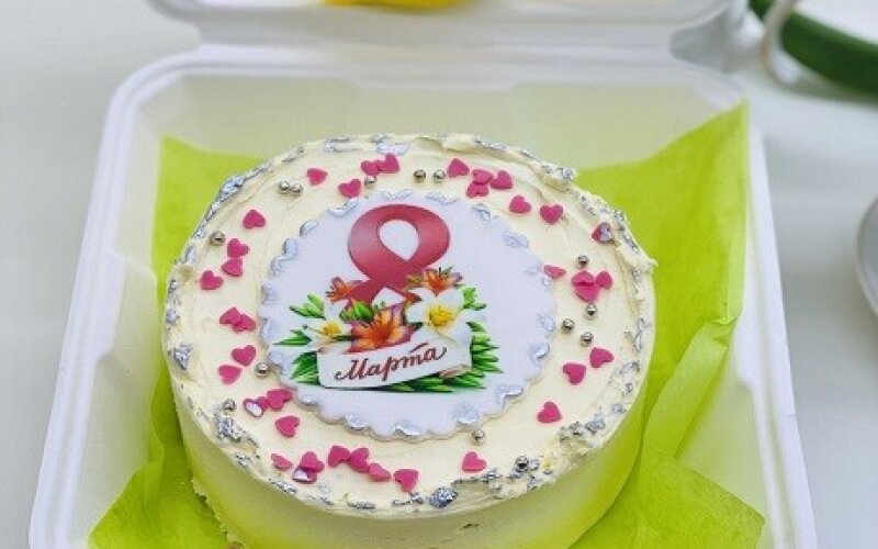 Бенто-торт №374 с ягодным вареньем, белый бисквит, декор 8 Марта