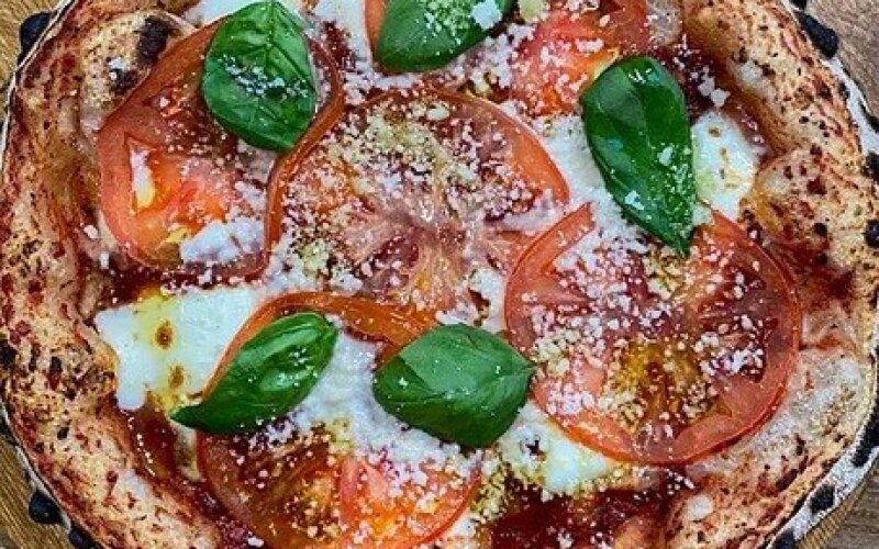 Пицца Маргарита с томатами 30 см