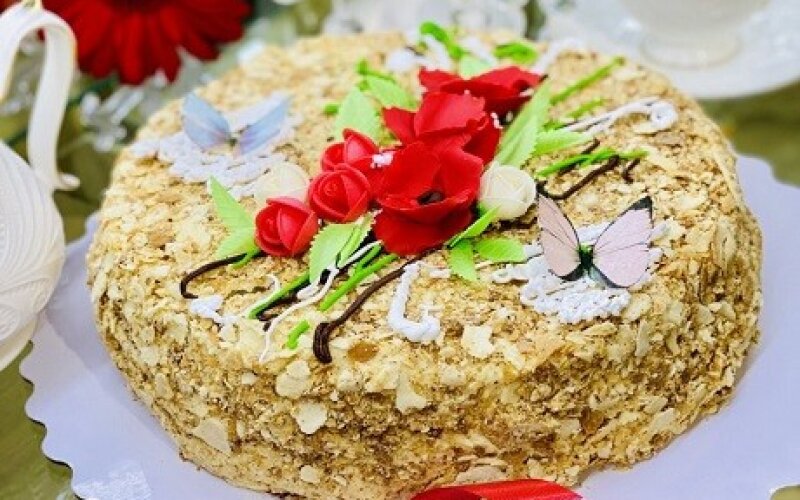 Торт №1151 Наполеон 3 кг, декор маки цветы, бабочки