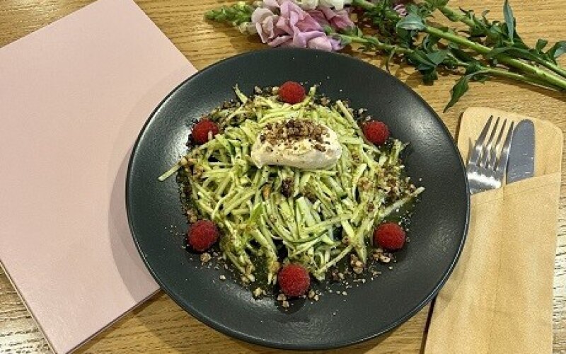 Салат Буш-дю-Рон с молодым кабачком и мятным соусом