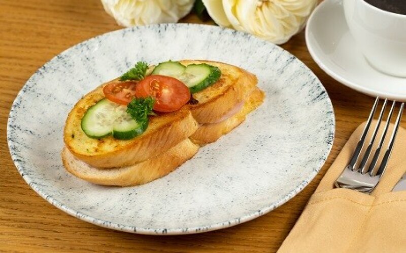 Крок-месье с ветчиной и голландским сыром