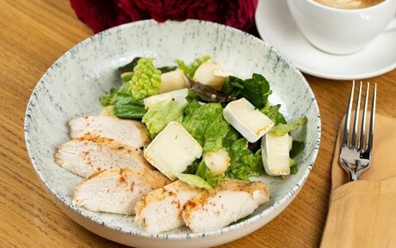 Салат Фрежюс с куриным филе, Камамбером и грецким орехом