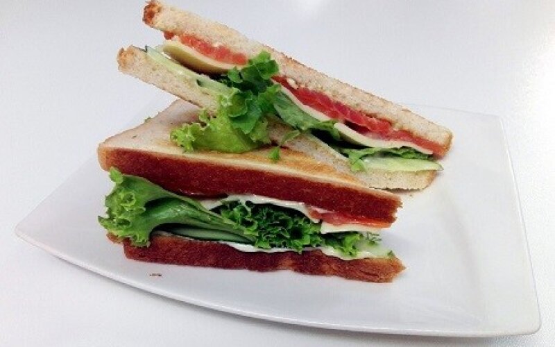 Сэндвич с лососем и свежим огурцом