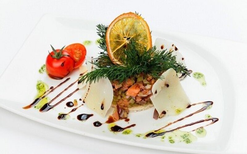 Тартар из лосося и авокадо с заправкой из базилика