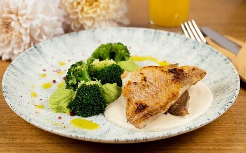 Окунь морской с кокосовым соусом, брокколи и пюре из горошка