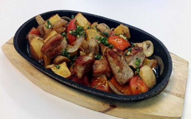 Сковородочка со свининой, грибами, томатами и картофелем