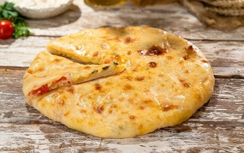 Пирог с сыром, помидором и зелёным луком
