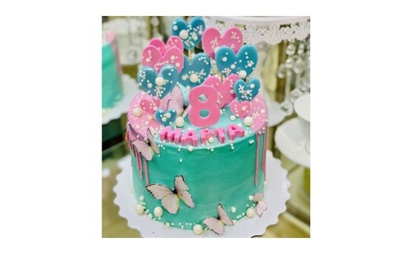 Торт №505 Праздничный со сливочным и масляным кремом 2,5 кг, декор к 8 Марта, розовые и голубые сердечки