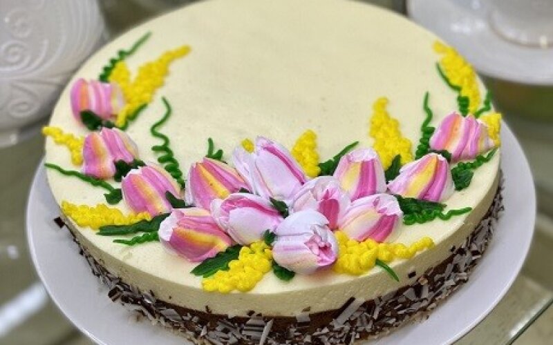 Торт №1047 Сырная Фантазия 1,5 кг, в оформлении к 8 Марта, тюльпаны