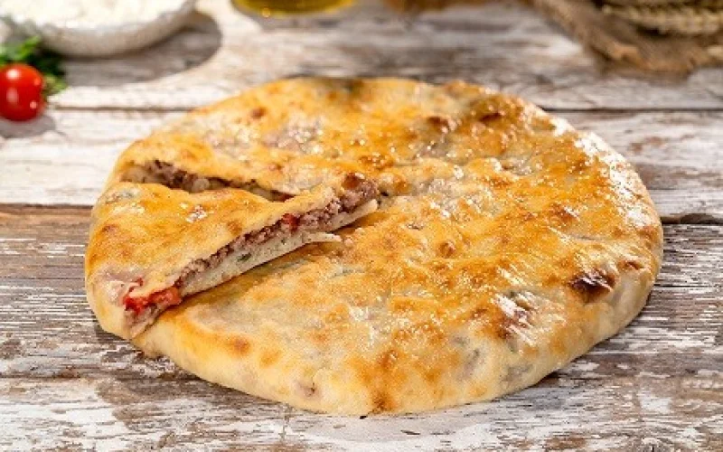 Пирог с мясом, помидорами и зеленью