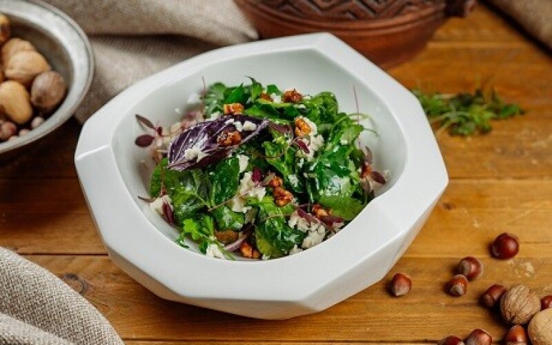 Салат из свежей зелени и овощей с чеченской брынзой