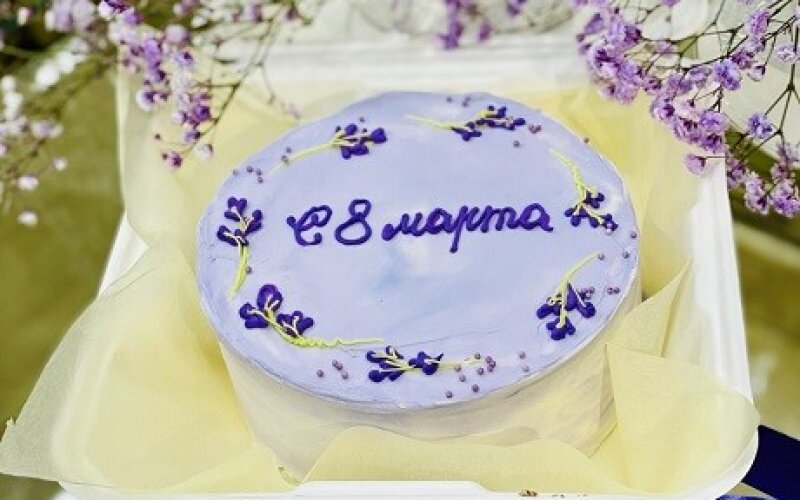 Бенто-торт №511, белый бисквит, декор к 8 Марта