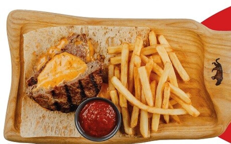 Бифштекс с сыром Чеддер и картофелем фри