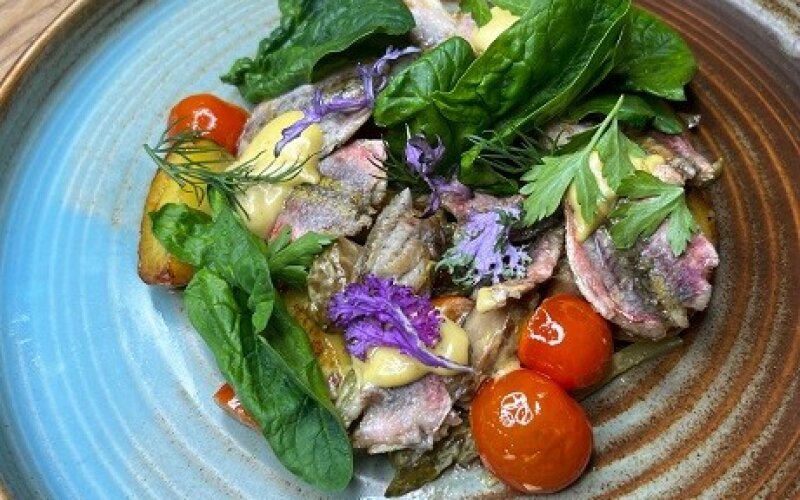 Теплый салат с белыми грибами, картофелем и филе Барабульки