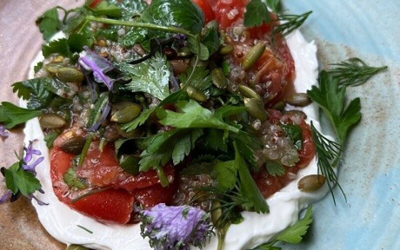 Салат из рваных томатов с киноа, ялтинским луком и кремом из брынзы