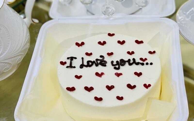 Бенто-торт № 485 (белый бисквит), декор сердечки, надпись: Я тебя люблю