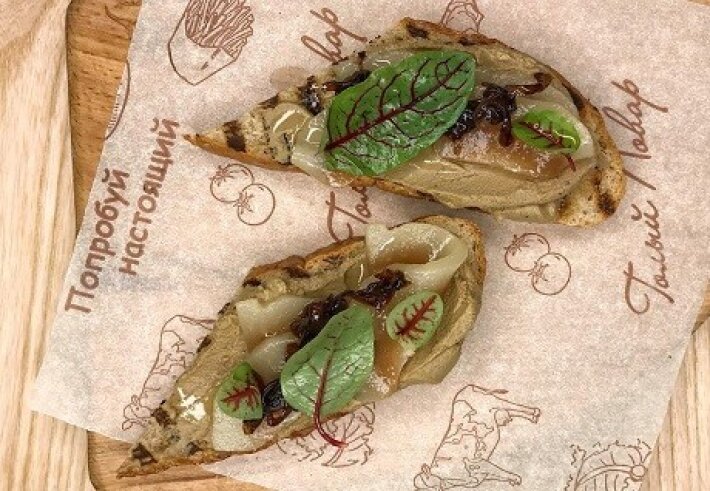 Брускетта с куриным паштетом, грушей и луком Конфи