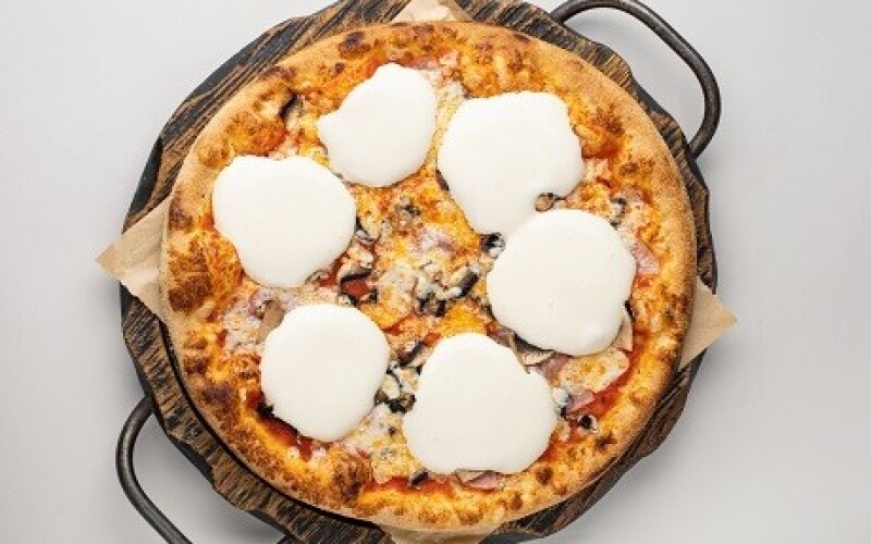 Пицца с ветчиной грибами и сырным муссом