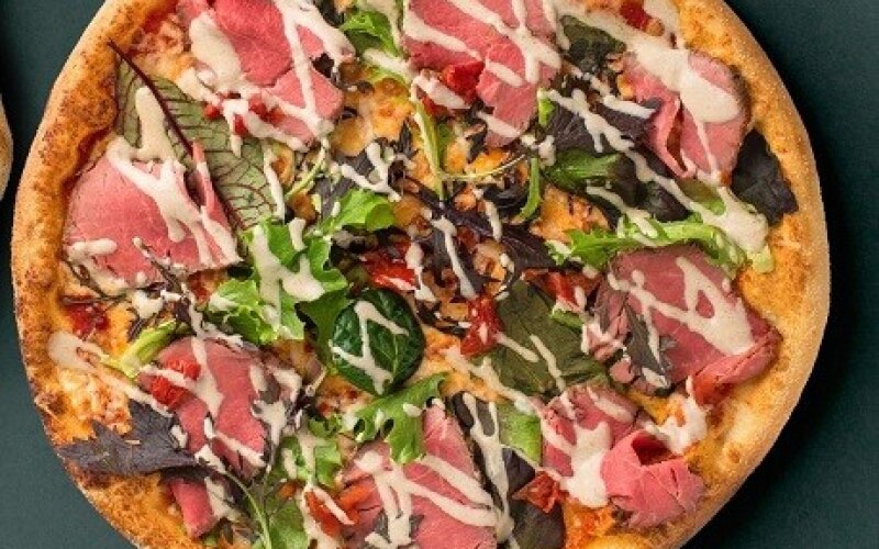 Пицца с ростбифом и соусом Вителло Тонато