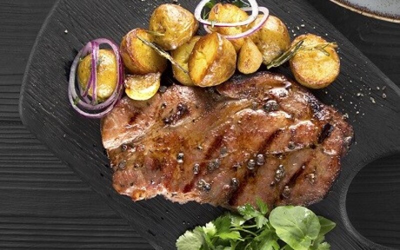 Стейк из свинины с обжаренным картофелем