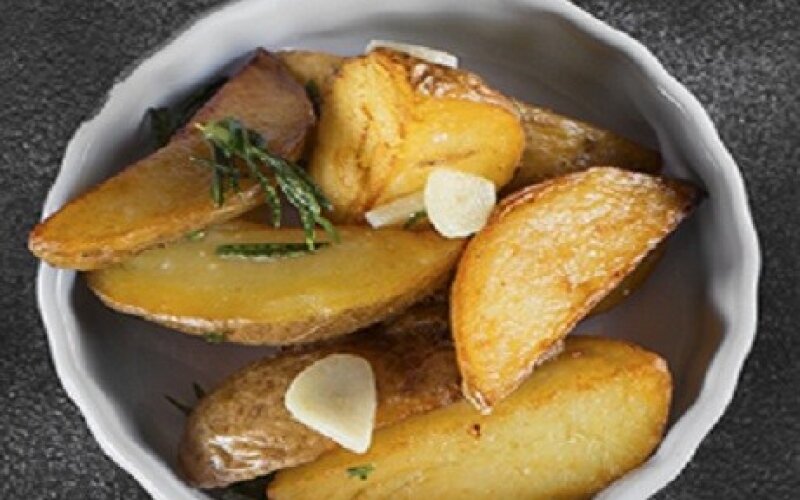 Картофель с чесноком и розмарином