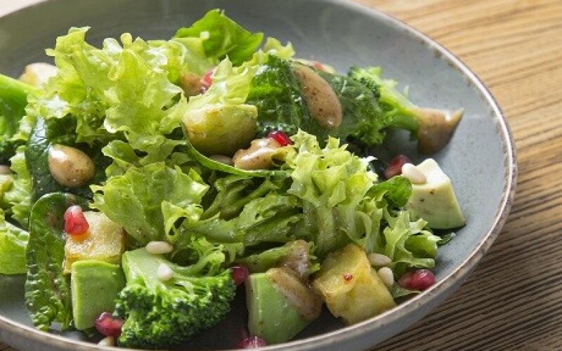 Зелёный салат с кабачком