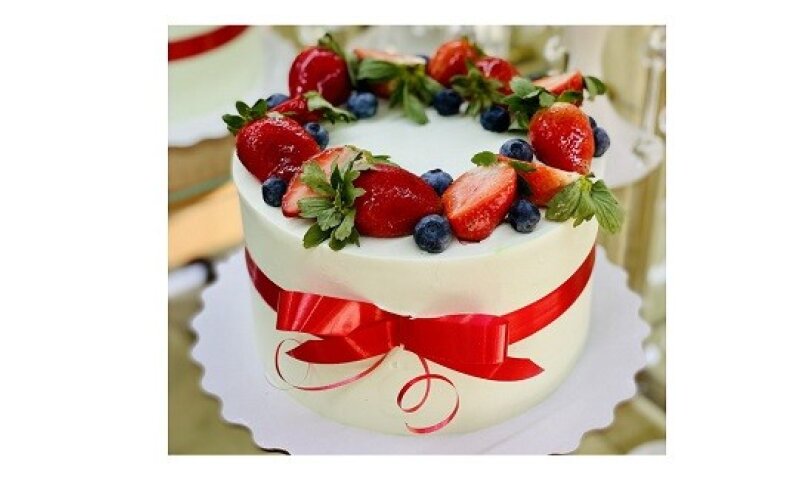 Торт №475 Праздничный с ягодным вареньем 2 кг, декор фрукты