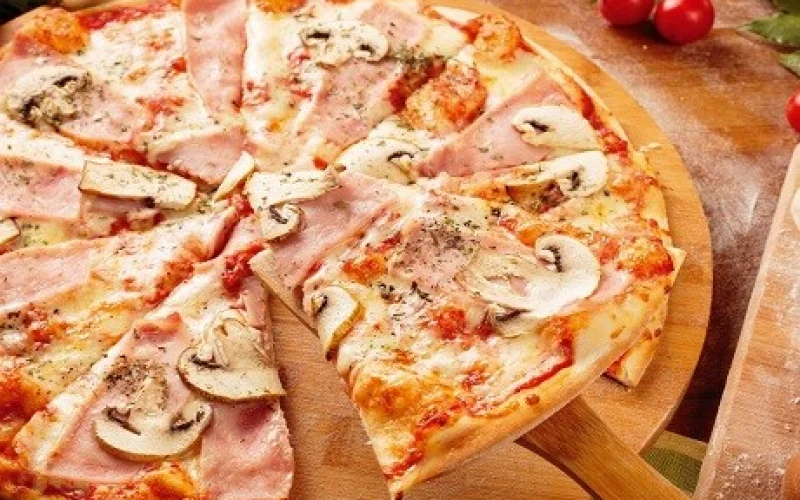 Пицца с ветчиной и грибами