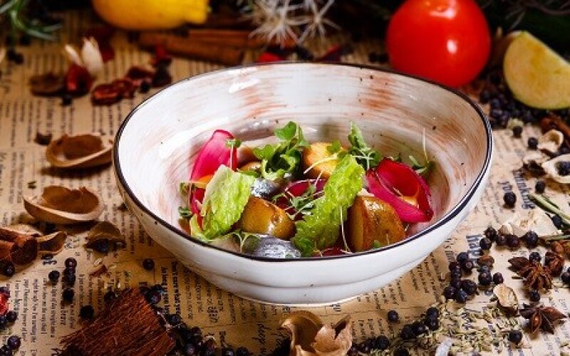 Салат с сельдью, молодым картофелем и крымским луком