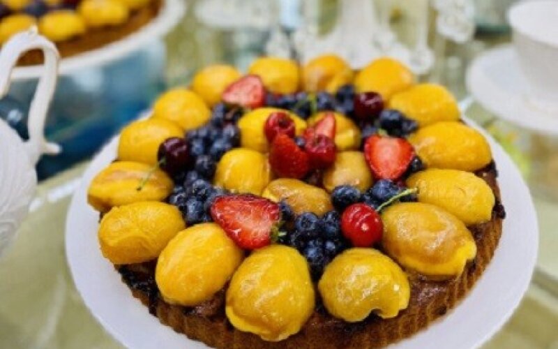 Пирог Летний в оформлении свежими ягодами и фруктами