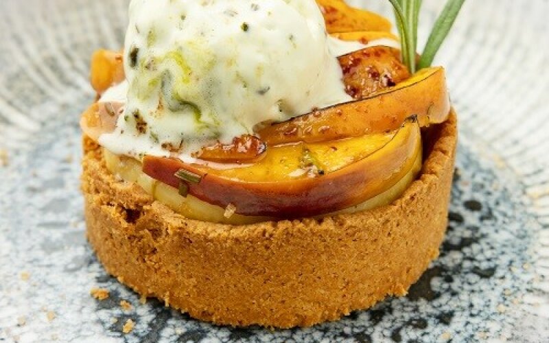Песочный тарт с персиком, заварным кремом и фисташковым мороженым