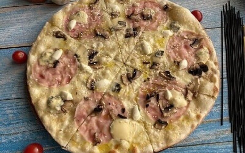 Пицца Кватро Форматжио с ветчиной и грибами
