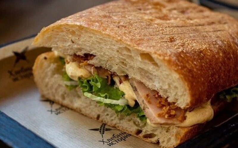 Сэндвич с курицей карри на чиабатте 